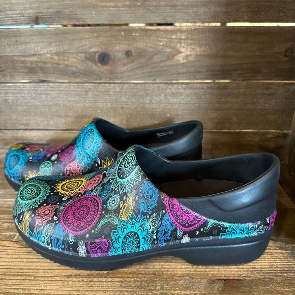 Womens Crocs Neria Pro II Multicolor Medallion Work Comfort Clogs Shoes Size 8 M - Picture 2 of 5